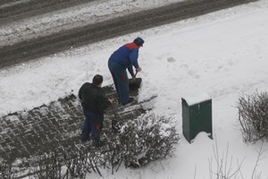 men-shoveling-snow-200-300