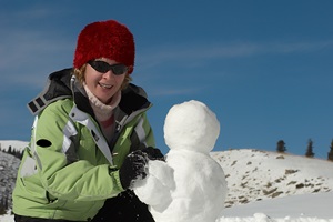 woman-building-snowman-200-300