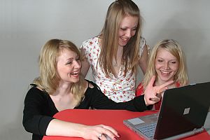 women-playing-on-computer